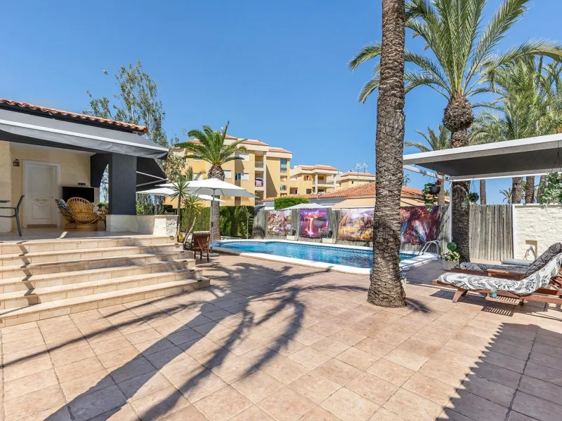 VILLA EN PUNTA PRIMA A 100 METROS DE PLAYA CON SUPERFICIE 212 M2. CON PARCELA DE 442 M2. CON PISCINA PRIVADA.