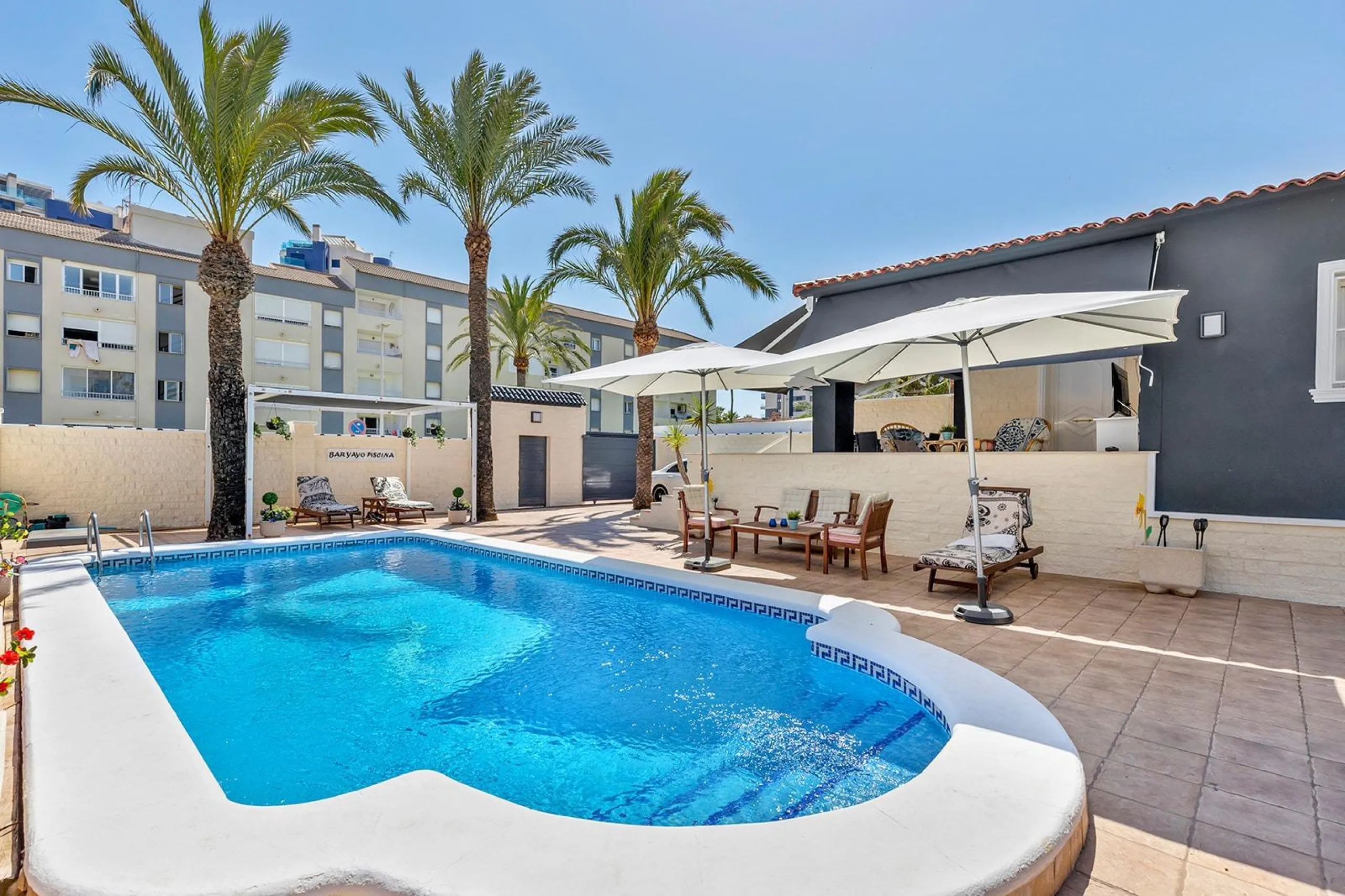 VILLA EN PUNTA PRIMA A 100 METROS DE PLAYA CON SUPERFICIE 212 M2. CON PARCELA DE 442 M2. CON PISCINA PRIVADA.