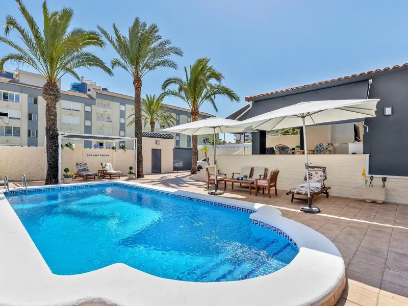 VILLA EN PUNTA PRIMA A 100 METROS DE PLAYA CON SUPERFICIE 212 M2. CON PARCELA DE 442 M2. CON PISCINA PRIVADA.