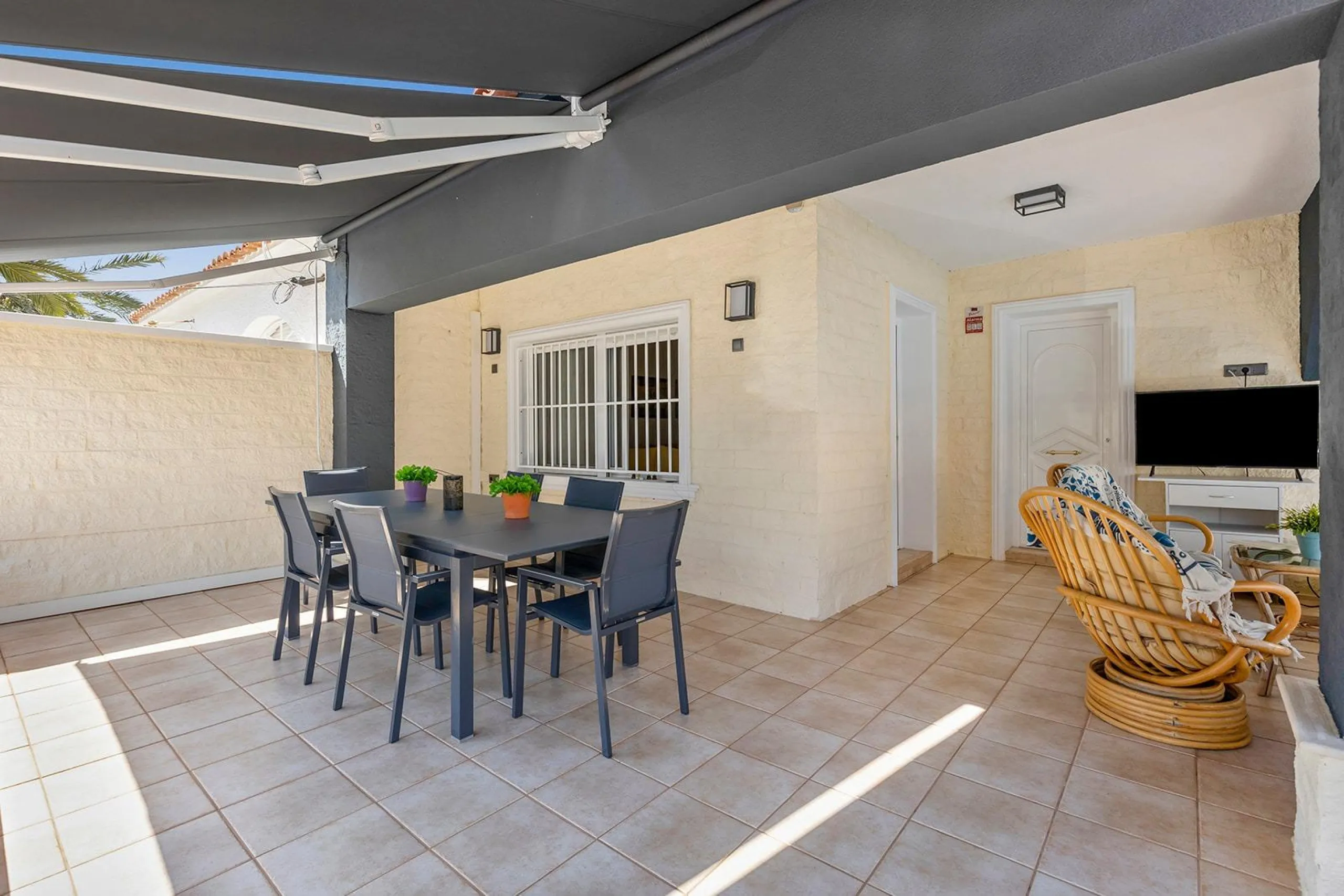 VILLA EN PUNTA PRIMA A 100 METROS DE PLAYA CON SUPERFICIE 212 M2. CON PARCELA DE 442 M2. CON PISCINA PRIVADA.
