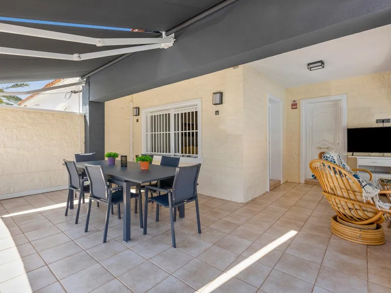 VILLA EN PUNTA PRIMA A 100 METROS DE PLAYA CON SUPERFICIE 212 M2. CON PARCELA DE 442 M2. CON PISCINA PRIVADA.
