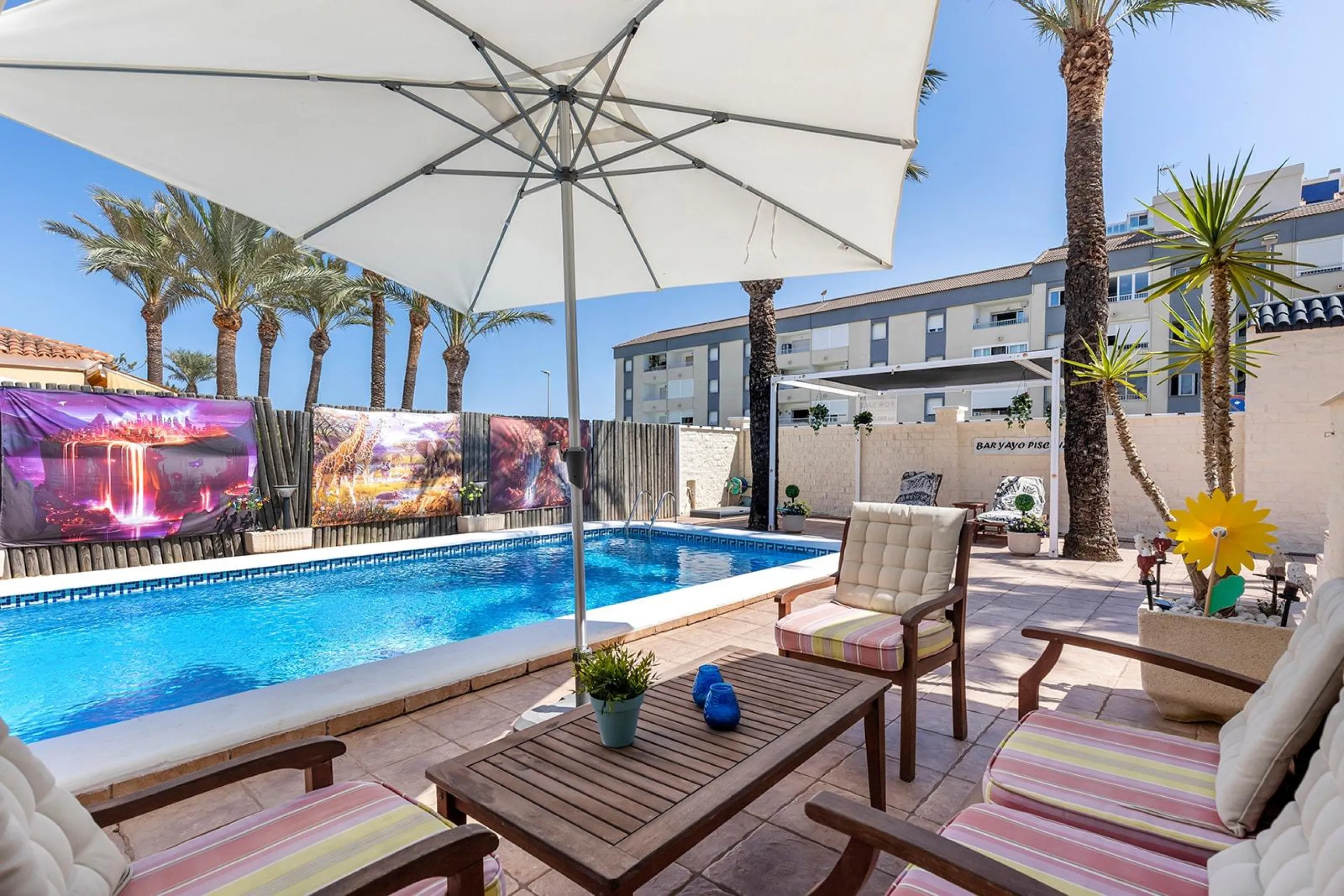 VILLA EN PUNTA PRIMA A 100 METROS DE PLAYA CON SUPERFICIE 212 M2. CON PARCELA DE 442 M2. CON PISCINA PRIVADA.