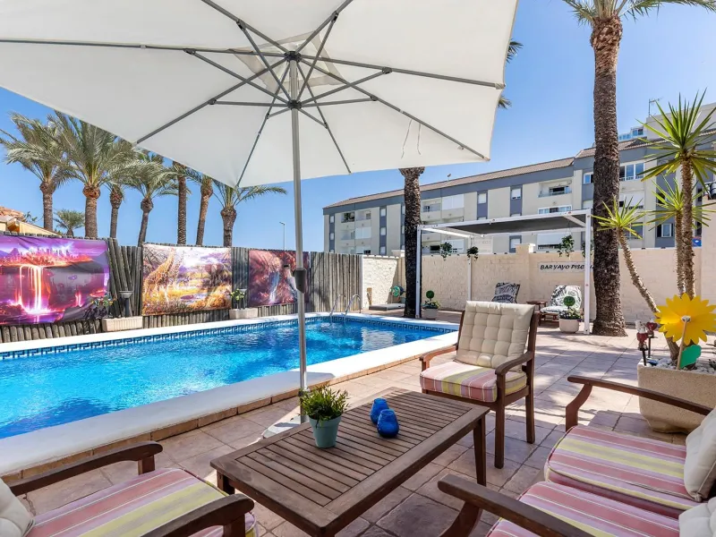 VILLA EN PUNTA PRIMA A 100 METROS DE PLAYA CON SUPERFICIE 212 M2. CON PARCELA DE 442 M2. CON PISCINA PRIVADA.