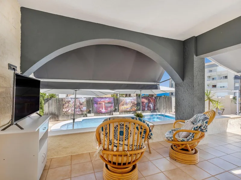 VILLA EN PUNTA PRIMA A 100 METROS DE PLAYA CON SUPERFICIE 212 M2. CON PARCELA DE 442 M2. CON PISCINA PRIVADA.