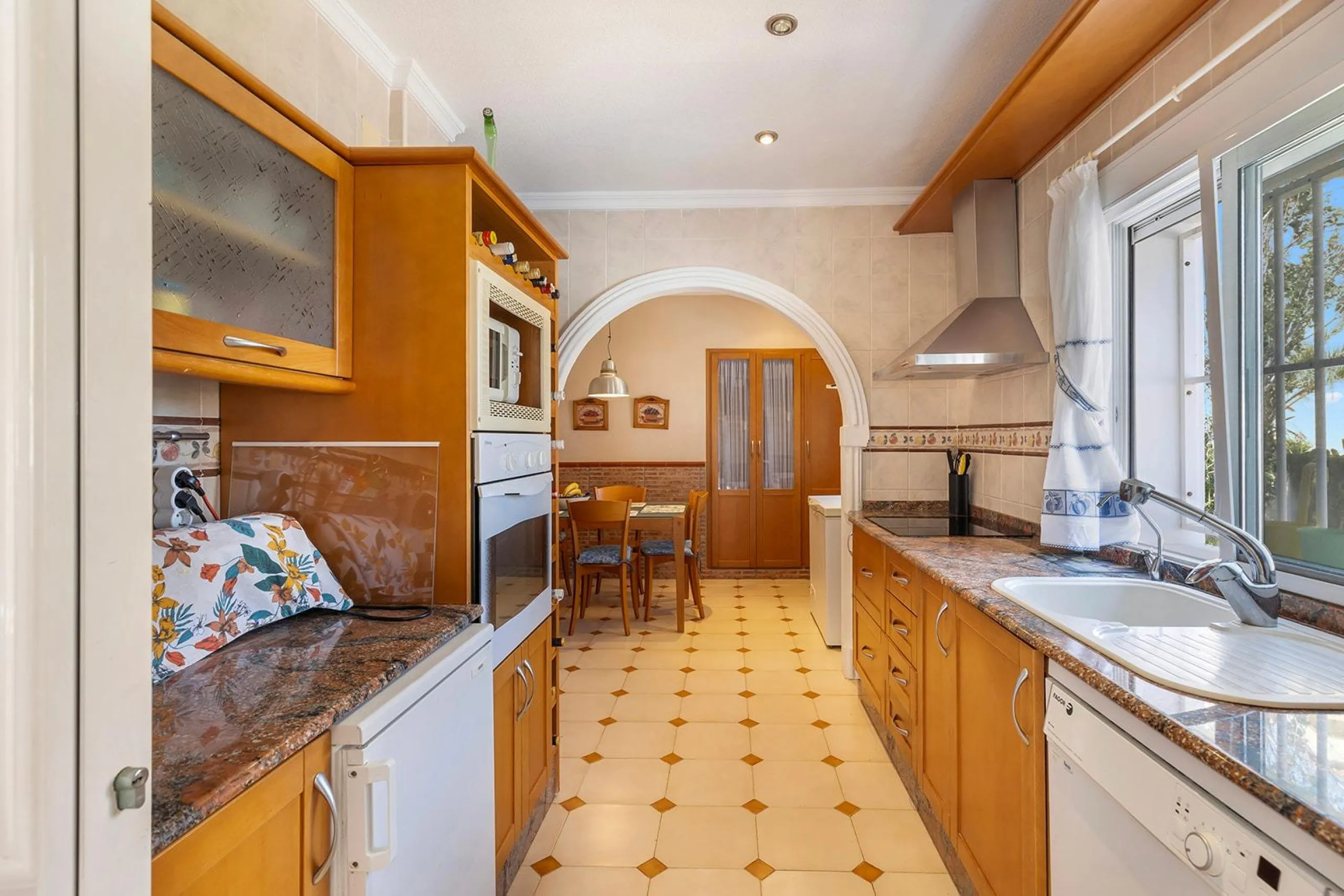 VILLA EN PUNTA PRIMA A 100 METROS DE PLAYA CON SUPERFICIE 212 M2. CON PARCELA DE 442 M2. CON PISCINA PRIVADA.