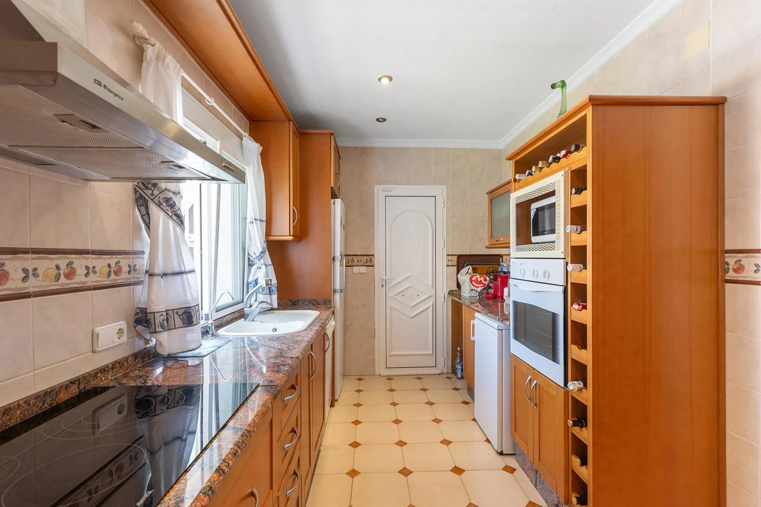 VILLA EN PUNTA PRIMA A 100 METROS DE PLAYA CON SUPERFICIE 212 M2. CON PARCELA DE 442 M2. CON PISCINA PRIVADA.