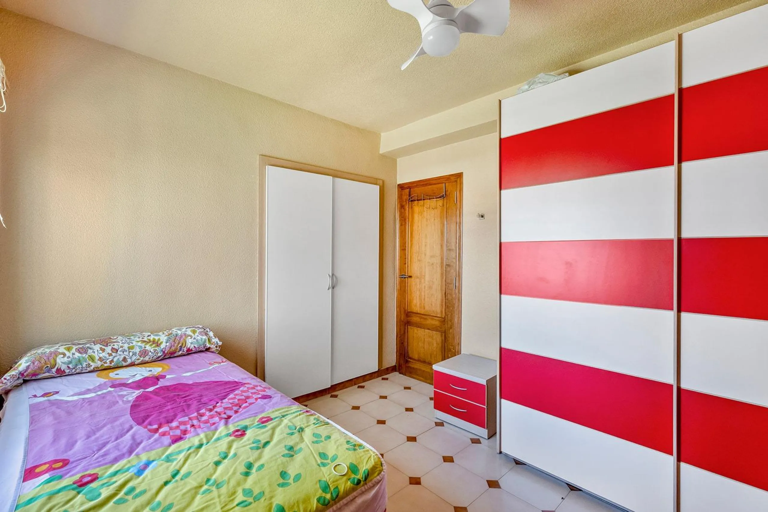 VILLA EN PUNTA PRIMA A 100 METROS DE PLAYA CON SUPERFICIE 212 M2. CON PARCELA DE 442 M2. CON PISCINA PRIVADA.