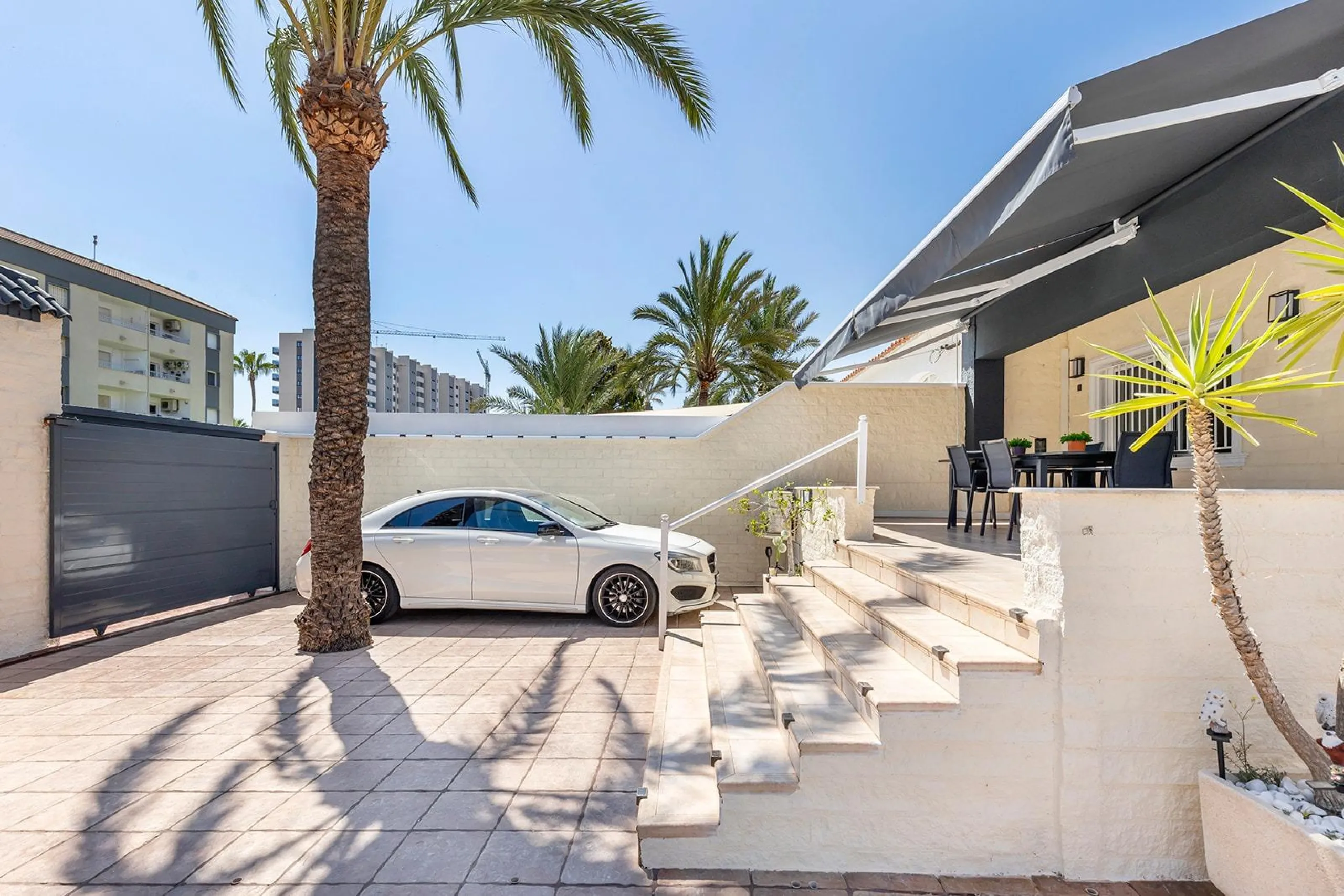 VILLA EN PUNTA PRIMA A 100 METROS DE PLAYA CON SUPERFICIE 212 M2. CON PARCELA DE 442 M2. CON PISCINA PRIVADA.