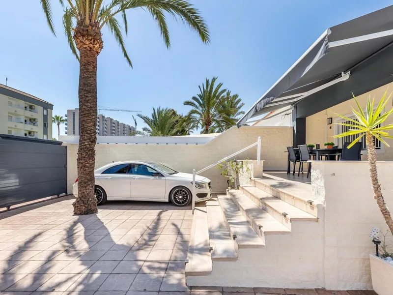 VILLA EN PUNTA PRIMA A 100 METROS DE PLAYA CON SUPERFICIE 212 M2. CON PARCELA DE 442 M2. CON PISCINA PRIVADA.