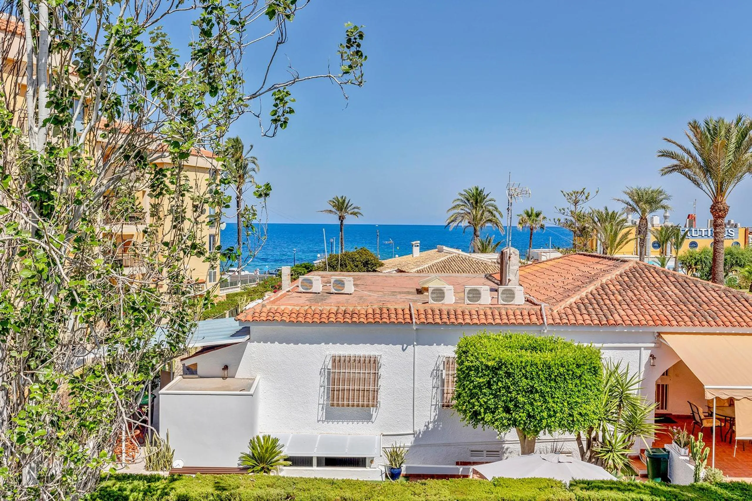 VILLA EN PUNTA PRIMA A 100 METROS DE PLAYA CON SUPERFICIE 212 M2. CON PARCELA DE 442 M2. CON PISCINA PRIVADA.