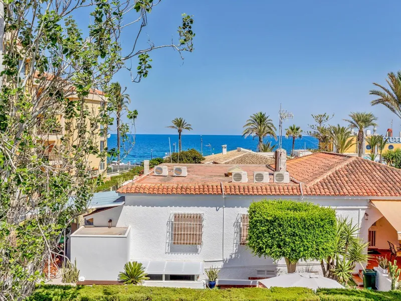 VILLA EN PUNTA PRIMA A 100 METROS DE PLAYA CON SUPERFICIE 212 M2. CON PARCELA DE 442 M2. CON PISCINA PRIVADA.
