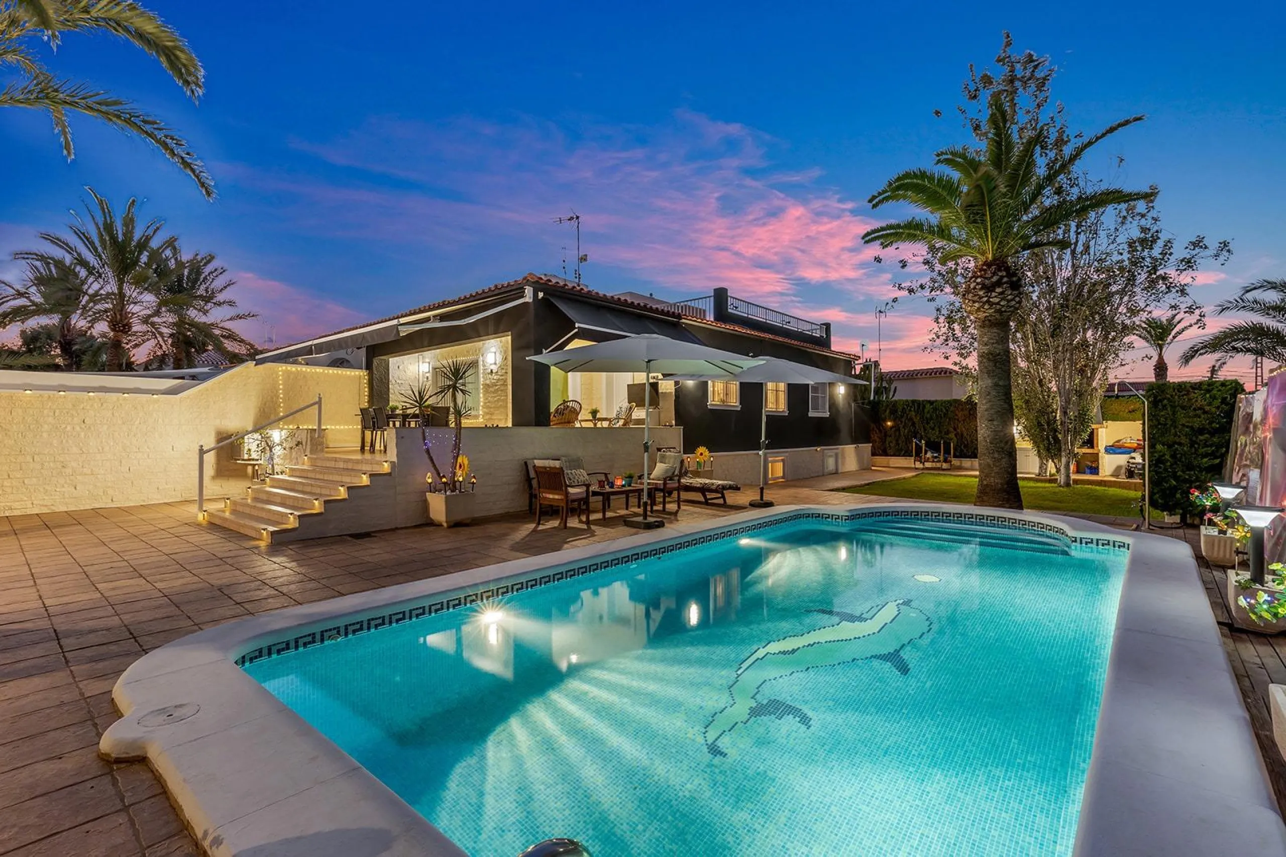 VILLA EN PUNTA PRIMA A 100 METROS DE PLAYA CON SUPERFICIE 212 M2. CON PARCELA DE 442 M2. CON PISCINA PRIVADA.