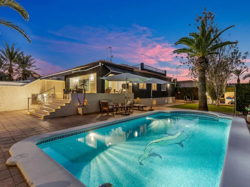 VILLA EN PUNTA PRIMA A 100 METROS DE PLAYA CON SUPERFICIE 212 M2. CON PARCELA DE 442 M2. CON PISCINA PRIVADA.