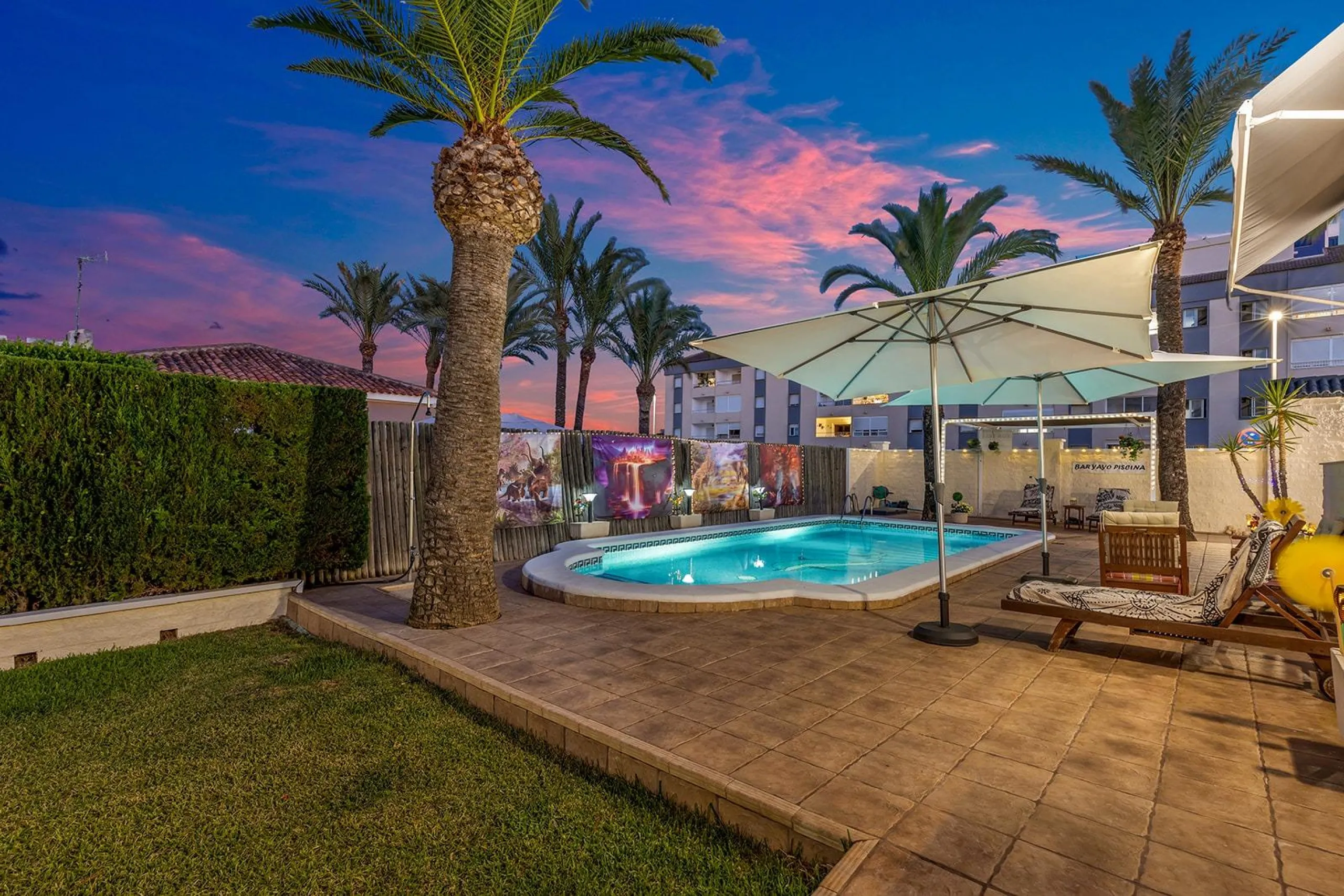 VILLA EN PUNTA PRIMA A 100 METROS DE PLAYA CON SUPERFICIE 212 M2. CON PARCELA DE 442 M2. CON PISCINA PRIVADA.