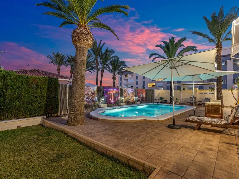 VILLA EN PUNTA PRIMA A 100 METROS DE PLAYA CON SUPERFICIE 212 M2. CON PARCELA DE 442 M2. CON PISCINA PRIVADA.
