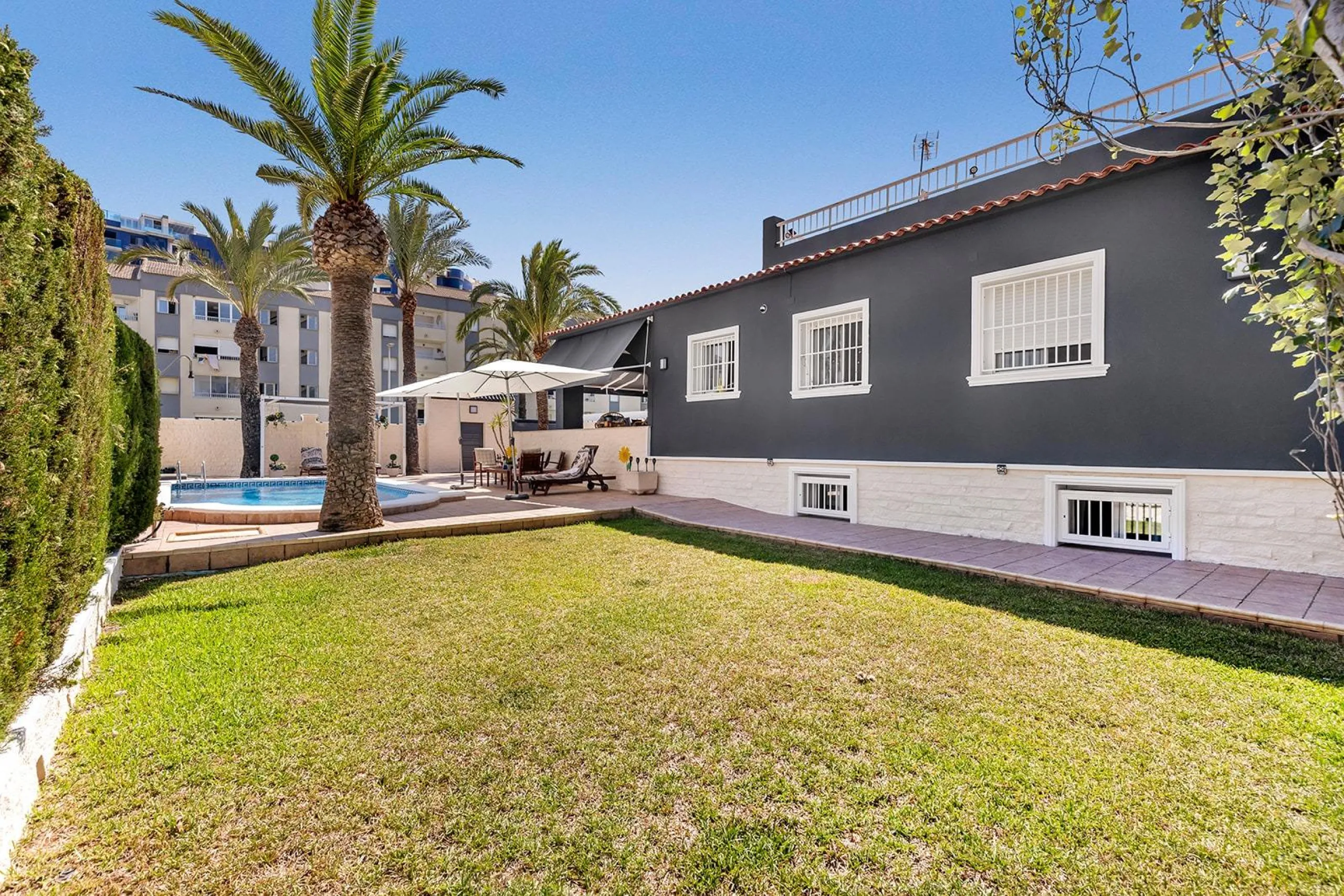 VILLA EN PUNTA PRIMA A 100 METROS DE PLAYA CON SUPERFICIE 212 M2. CON PARCELA DE 442 M2. CON PISCINA PRIVADA.