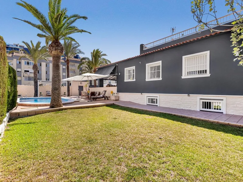 VILLA EN PUNTA PRIMA A 100 METROS DE PLAYA CON SUPERFICIE 212 M2. CON PARCELA DE 442 M2. CON PISCINA PRIVADA.