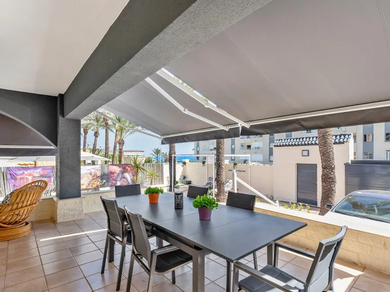 VILLA EN PUNTA PRIMA A 100 METROS DE PLAYA CON SUPERFICIE 212 M2. CON PARCELA DE 442 M2. CON PISCINA PRIVADA.