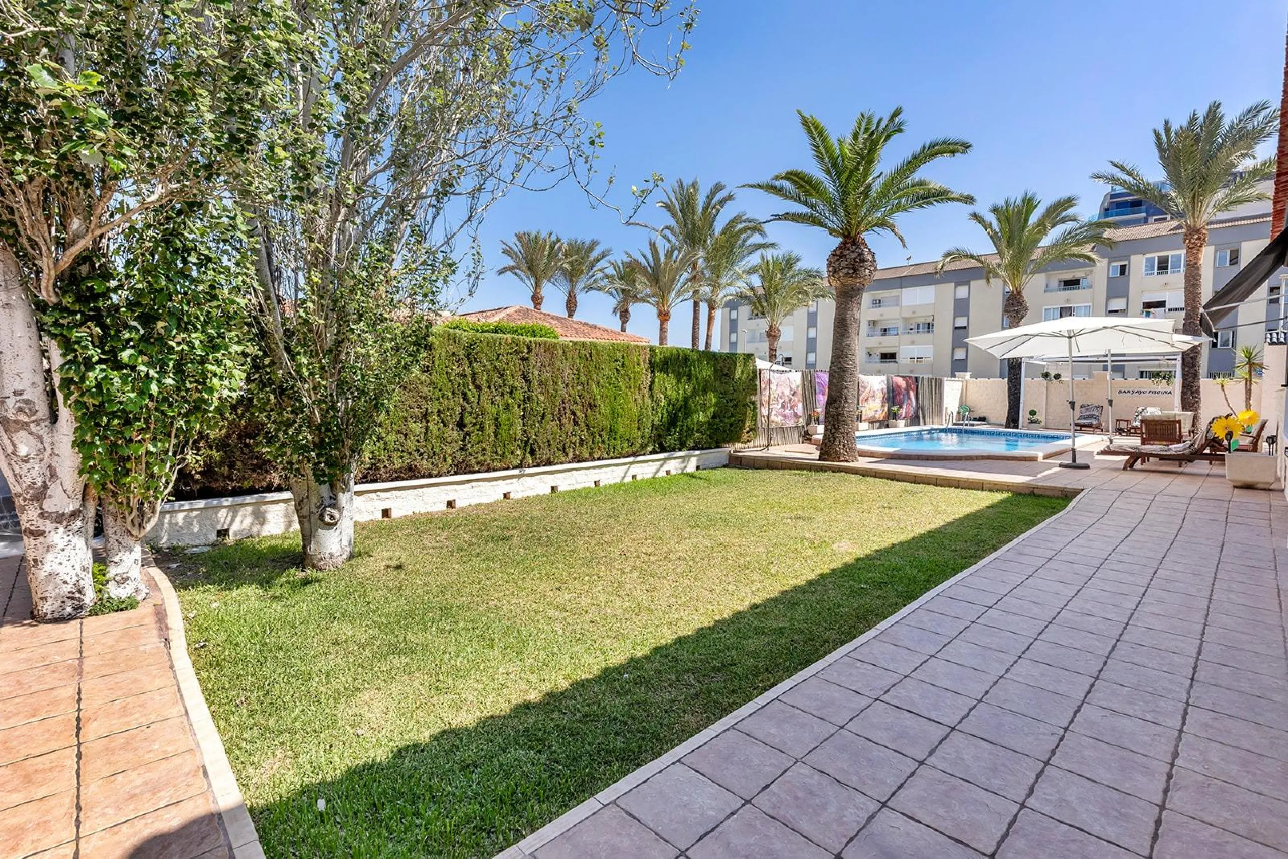 VILLA EN PUNTA PRIMA A 100 METROS DE PLAYA CON SUPERFICIE 212 M2. CON PARCELA DE 442 M2. CON PISCINA PRIVADA.