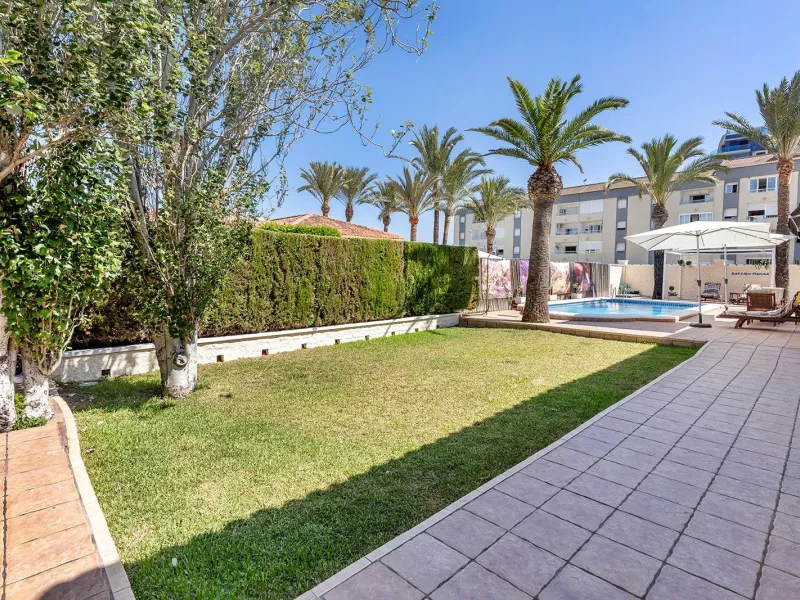 VILLA EN PUNTA PRIMA A 100 METROS DE PLAYA CON SUPERFICIE 212 M2. CON PARCELA DE 442 M2. CON PISCINA PRIVADA.