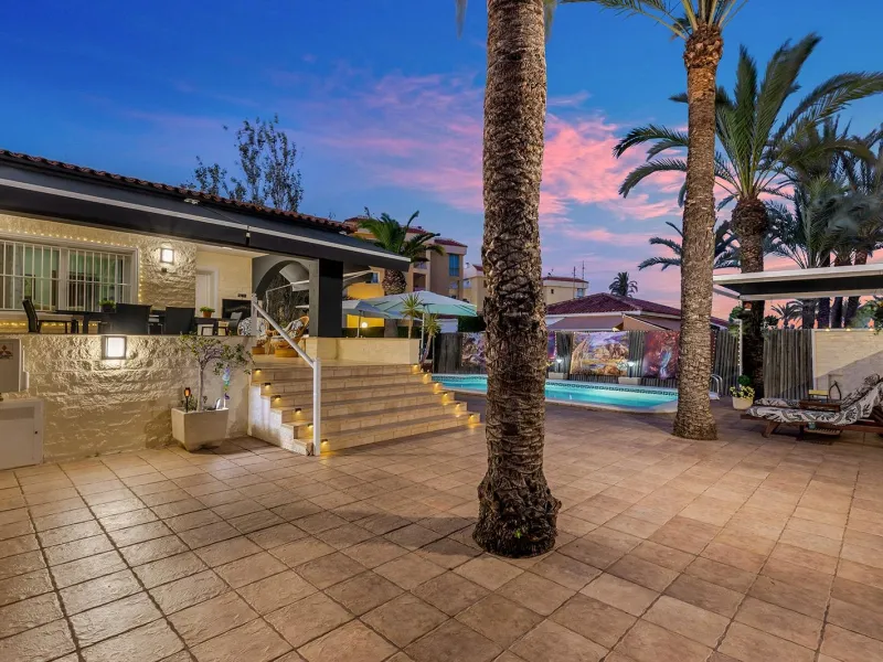 VILLA EN PUNTA PRIMA A 100 METROS DE PLAYA CON SUPERFICIE 212 M2. CON PARCELA DE 442 M2. CON PISCINA PRIVADA.