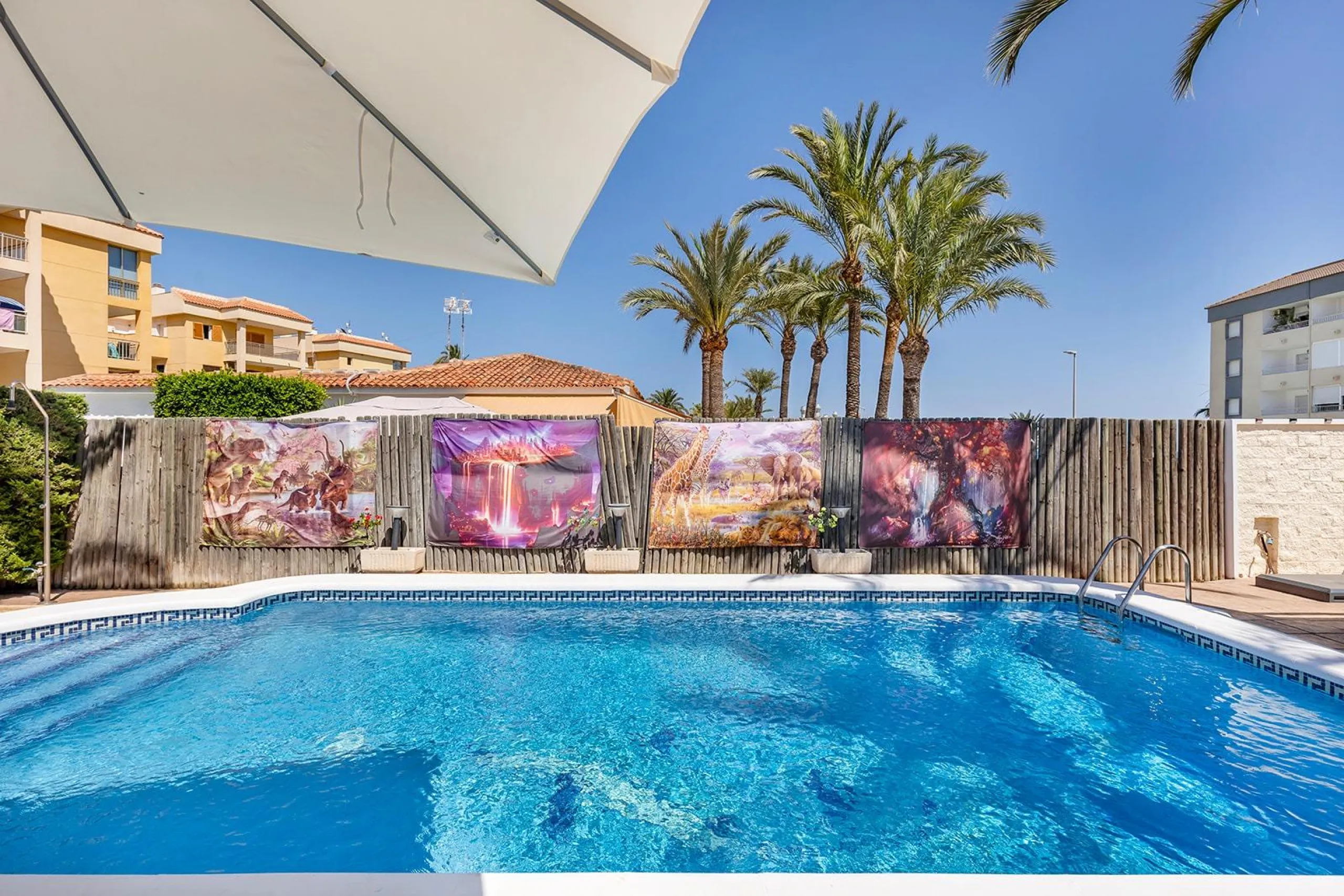 VILLA EN PUNTA PRIMA A 100 METROS DE PLAYA CON SUPERFICIE 212 M2. CON PARCELA DE 442 M2. CON PISCINA PRIVADA.