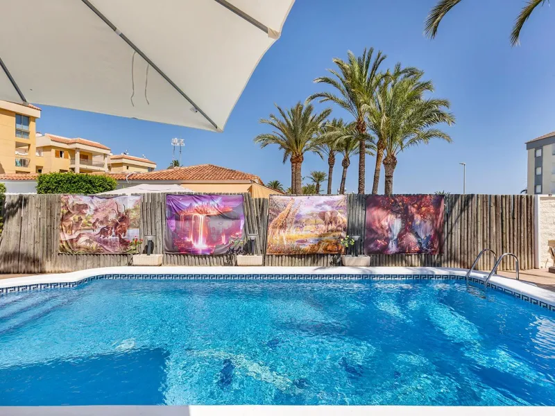 VILLA EN PUNTA PRIMA A 100 METROS DE PLAYA CON SUPERFICIE 212 M2. CON PARCELA DE 442 M2. CON PISCINA PRIVADA.