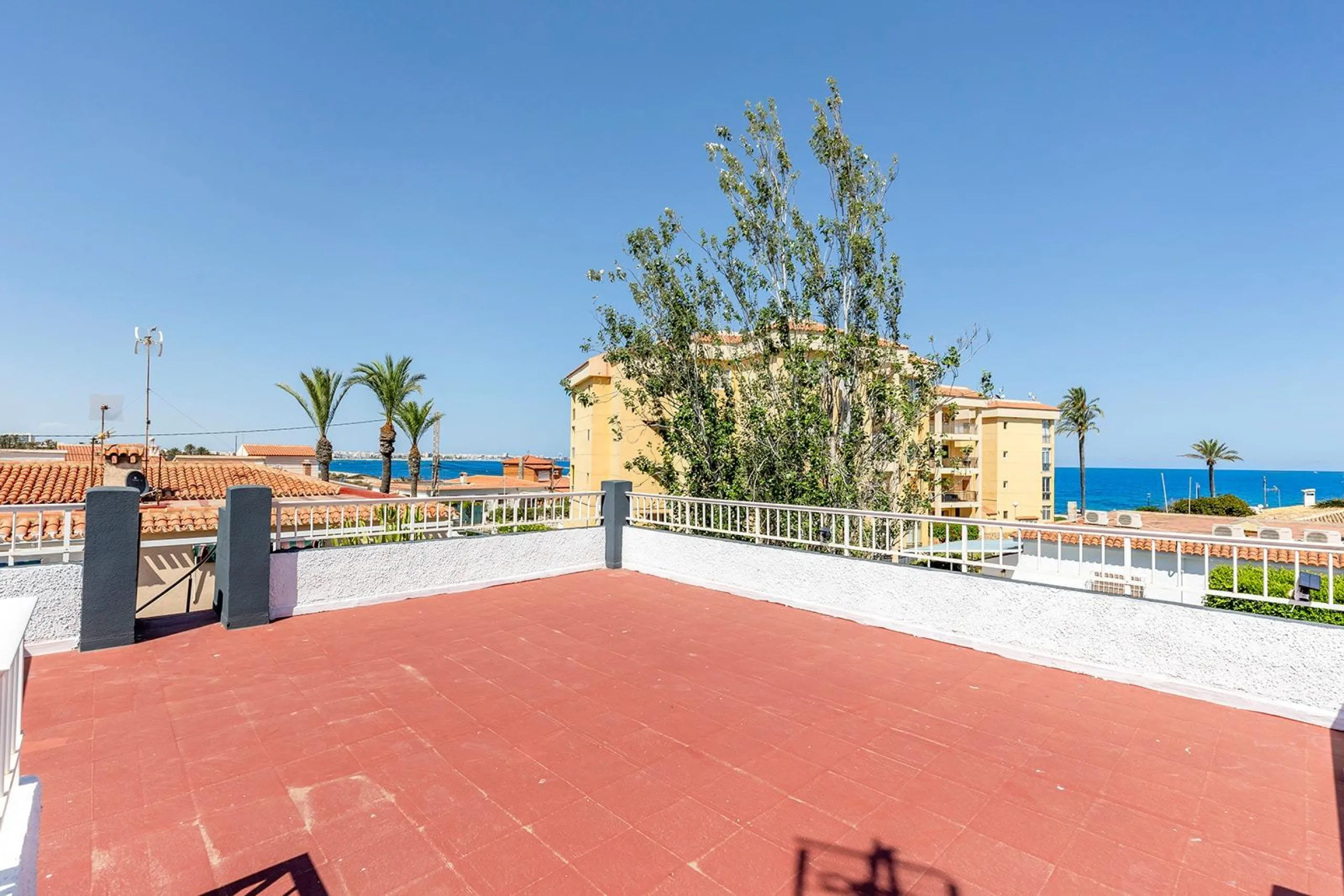 VILLA EN PUNTA PRIMA A 100 METROS DE PLAYA CON SUPERFICIE 212 M2. CON PARCELA DE 442 M2. CON PISCINA PRIVADA.