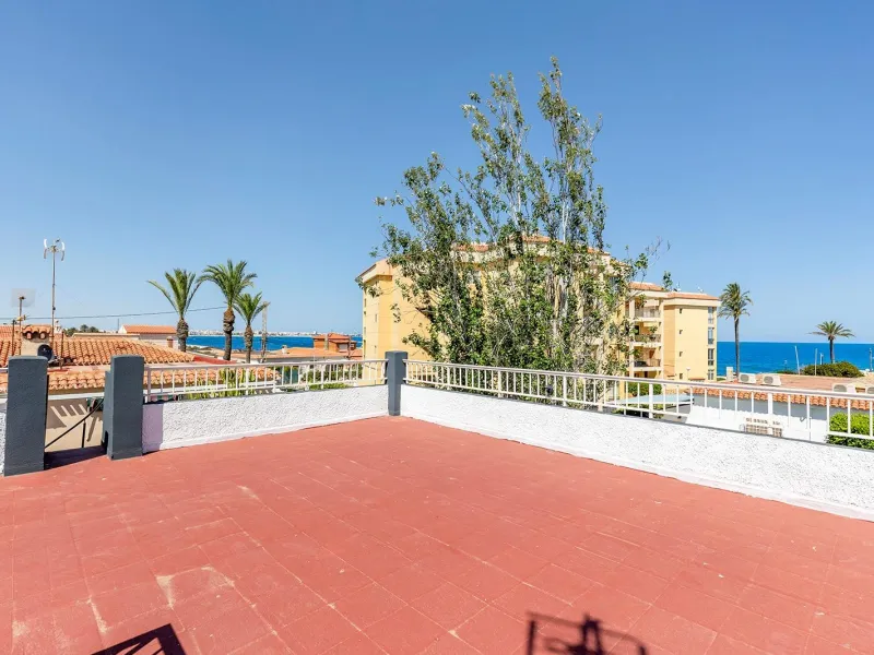 VILLA EN PUNTA PRIMA A 100 METROS DE PLAYA CON SUPERFICIE 212 M2. CON PARCELA DE 442 M2. CON PISCINA PRIVADA.