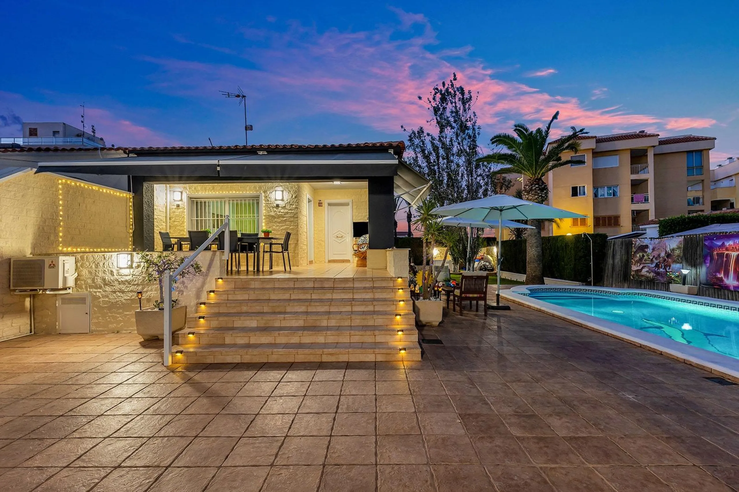 VILLA EN PUNTA PRIMA A 100 METROS DE PLAYA CON SUPERFICIE 212 M2. CON PARCELA DE 442 M2. CON PISCINA PRIVADA.