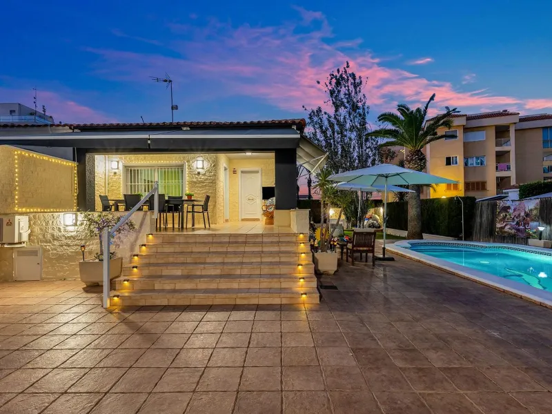 VILLA EN PUNTA PRIMA A 100 METROS DE PLAYA CON SUPERFICIE 212 M2. CON PARCELA DE 442 M2. CON PISCINA PRIVADA.
