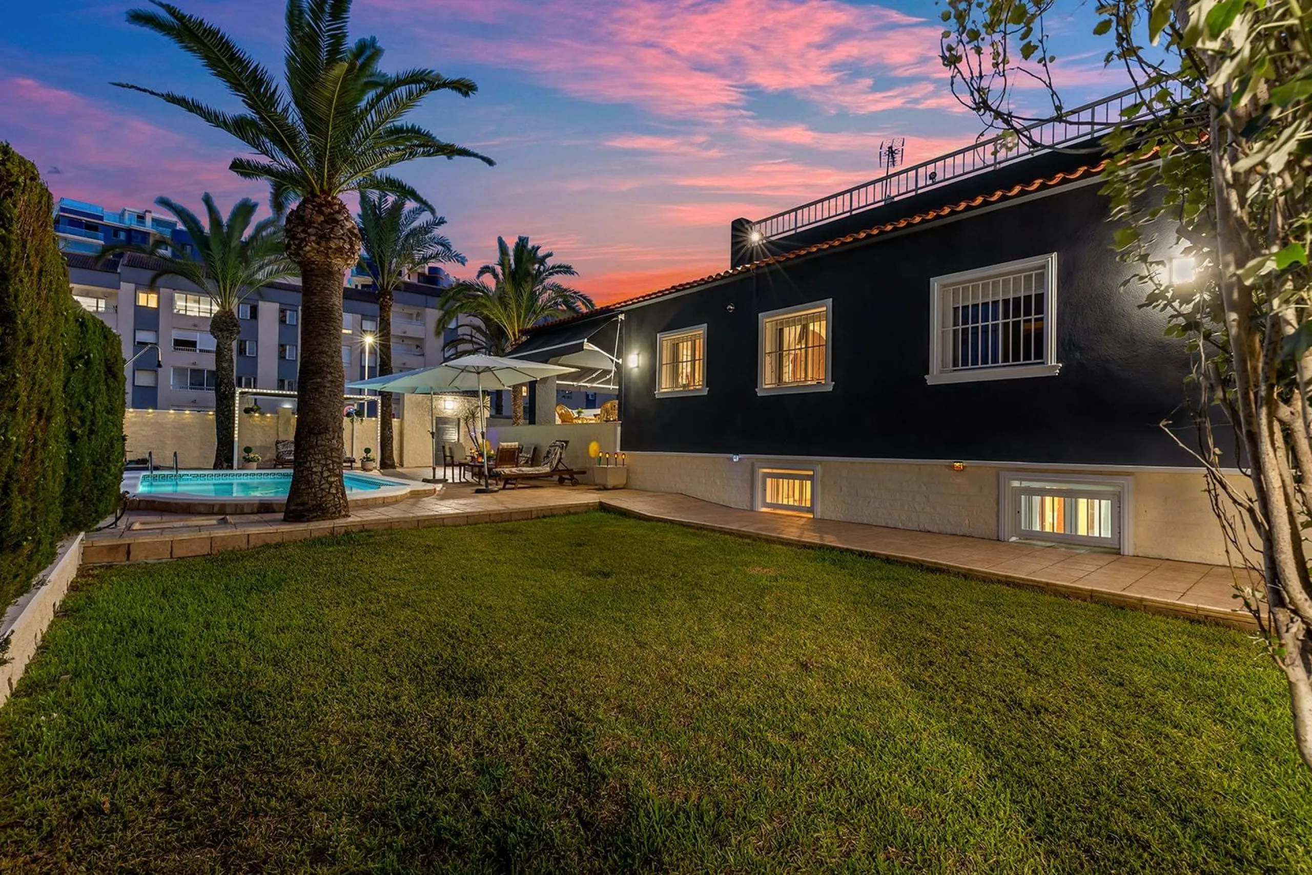 VILLA EN PUNTA PRIMA A 100 METROS DE PLAYA CON SUPERFICIE 212 M2. CON PARCELA DE 442 M2. CON PISCINA PRIVADA.