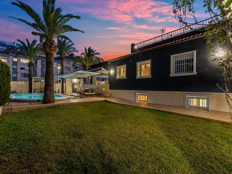 VILLA EN PUNTA PRIMA A 100 METROS DE PLAYA CON SUPERFICIE 212 M2. CON PARCELA DE 442 M2. CON PISCINA PRIVADA.
