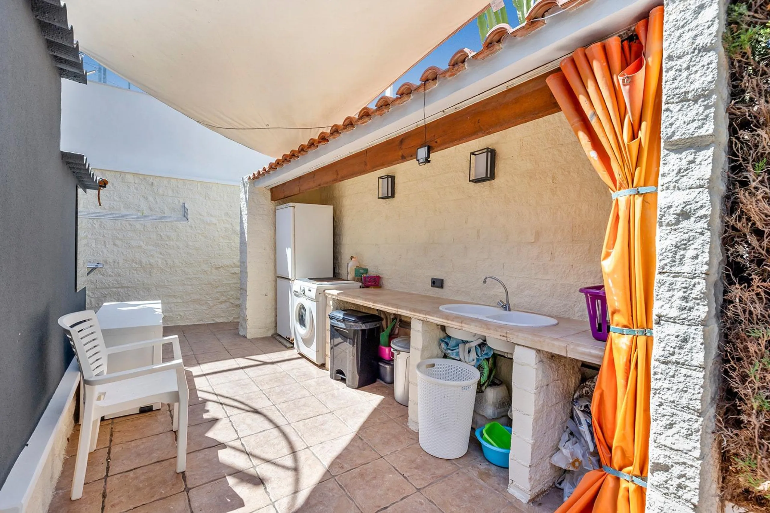 VILLA EN PUNTA PRIMA A 100 METROS DE PLAYA CON SUPERFICIE 212 M2. CON PARCELA DE 442 M2. CON PISCINA PRIVADA.