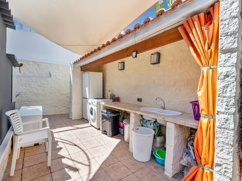 VILLA EN PUNTA PRIMA A 100 METROS DE PLAYA CON SUPERFICIE 212 M2. CON PARCELA DE 442 M2. CON PISCINA PRIVADA.