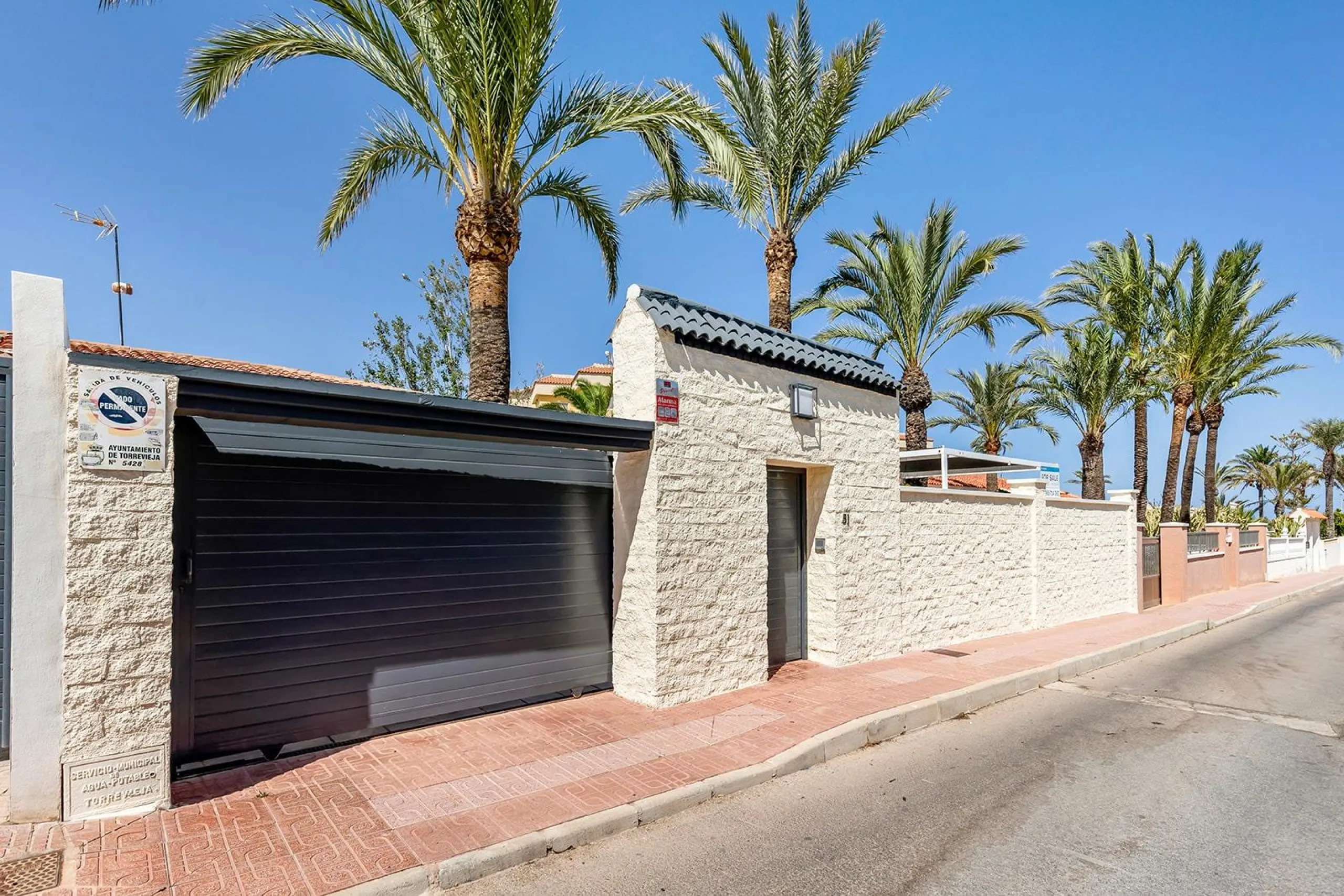 VILLA EN PUNTA PRIMA A 100 METROS DE PLAYA CON SUPERFICIE 212 M2. CON PARCELA DE 442 M2. CON PISCINA PRIVADA.