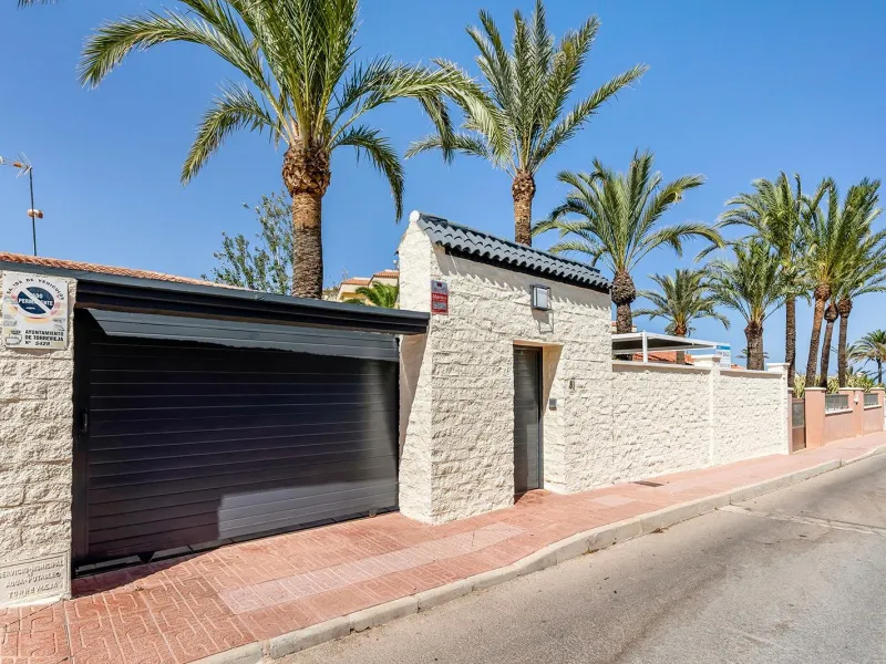 VILLA EN PUNTA PRIMA A 100 METROS DE PLAYA CON SUPERFICIE 212 M2. CON PARCELA DE 442 M2. CON PISCINA PRIVADA.