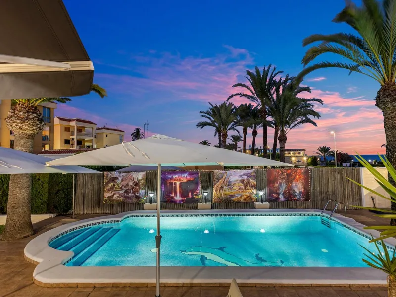 VILLA EN PUNTA PRIMA A 100 METROS DE PLAYA CON SUPERFICIE 212 M2. CON PARCELA DE 442 M2. CON PISCINA PRIVADA.