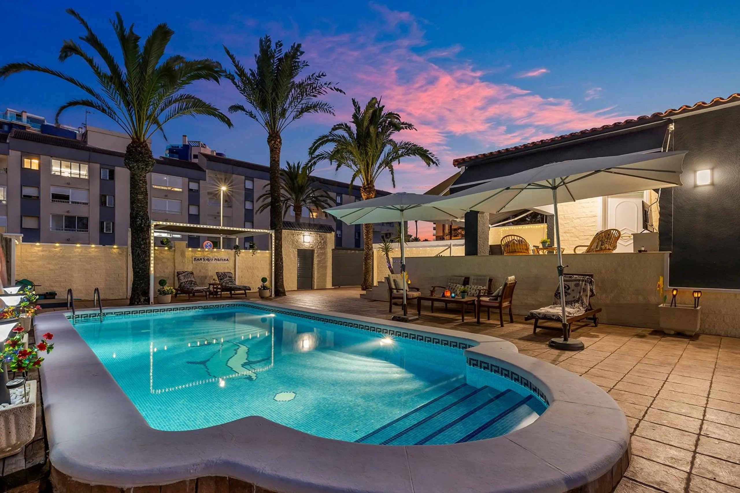 VILLA EN PUNTA PRIMA A 100 METROS DE PLAYA CON SUPERFICIE 212 M2. CON PARCELA DE 442 M2. CON PISCINA PRIVADA.