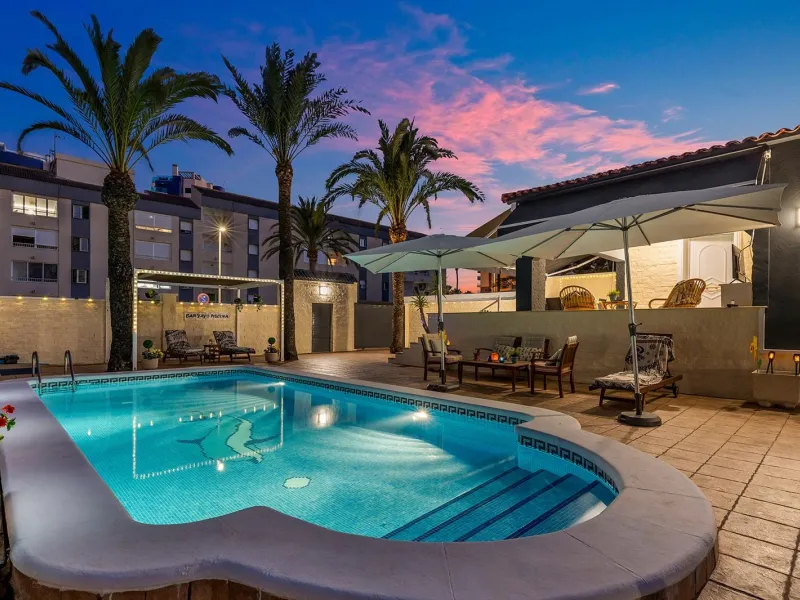 VILLA EN PUNTA PRIMA A 100 METROS DE PLAYA CON SUPERFICIE 212 M2. CON PARCELA DE 442 M2. CON PISCINA PRIVADA.