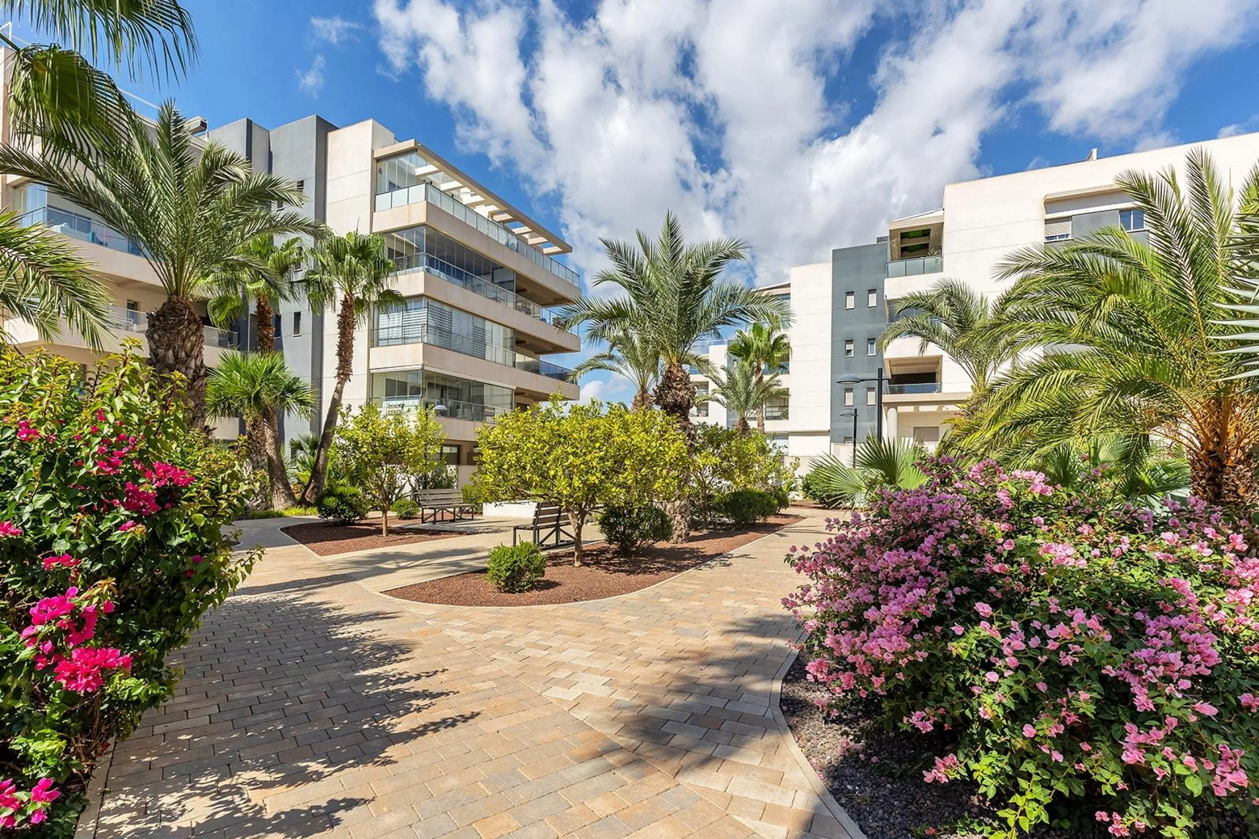 APARTAMENTO EN RESIDENCIAL GREEN HILS DE 2 DORM. 2 BAÑOS. PARKING INCLUIDO. PISCINA. GYM. SUPERFICIE 93 M2.