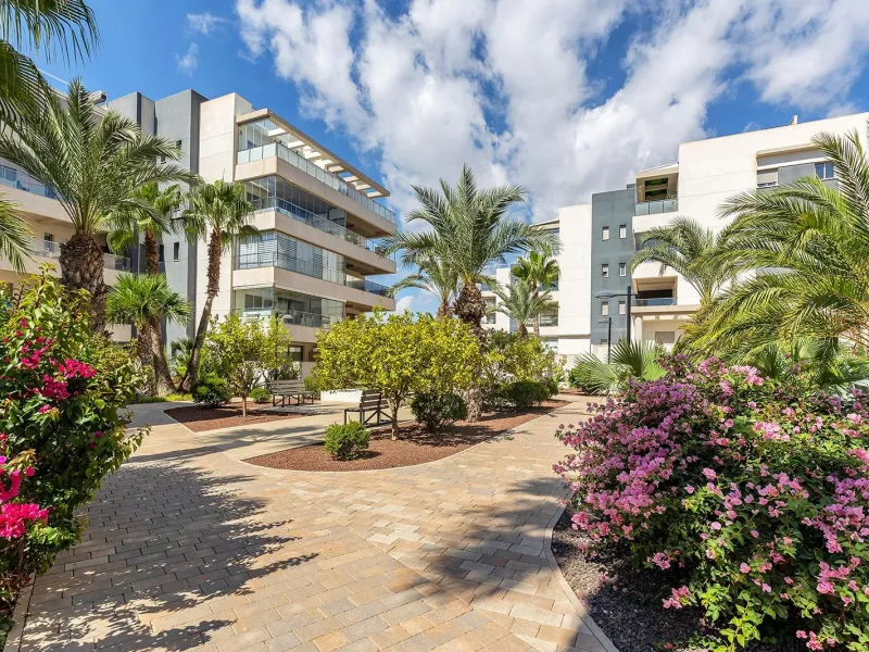 APARTAMENTO EN RESIDENCIAL GREEN HILS DE 2 DORM. 2 BAÑOS. PARKING INCLUIDO. PISCINA. GYM. SUPERFICIE 93 M2.