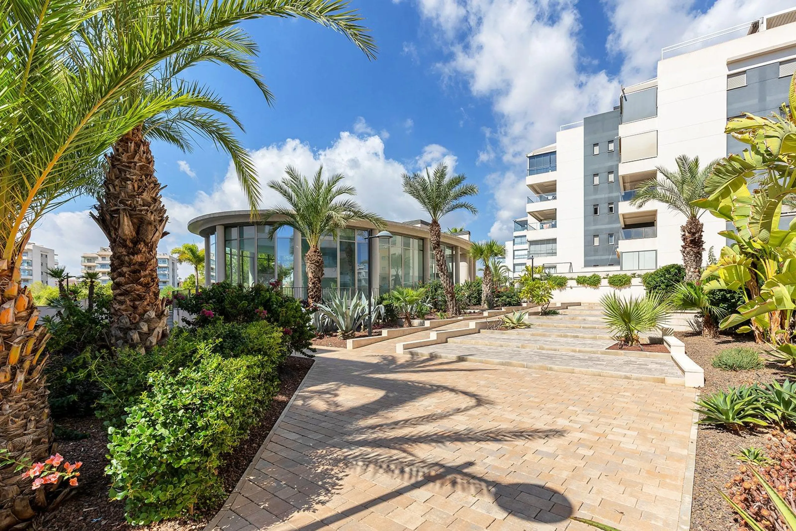 APARTAMENTO EN RESIDENCIAL GREEN HILS DE 2 DORM. 2 BAÑOS. PARKING INCLUIDO. PISCINA. GYM. SUPERFICIE 93 M2.