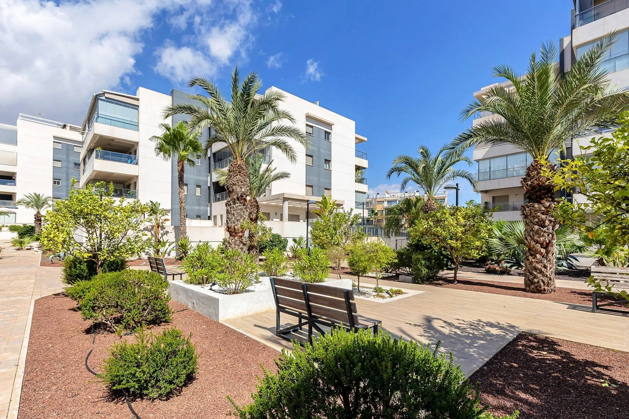 APARTAMENTO EN RESIDENCIAL GREEN HILS DE 2 DORM. 2 BAÑOS. PARKING INCLUIDO. PISCINA. GYM. SUPERFICIE 93 M2.