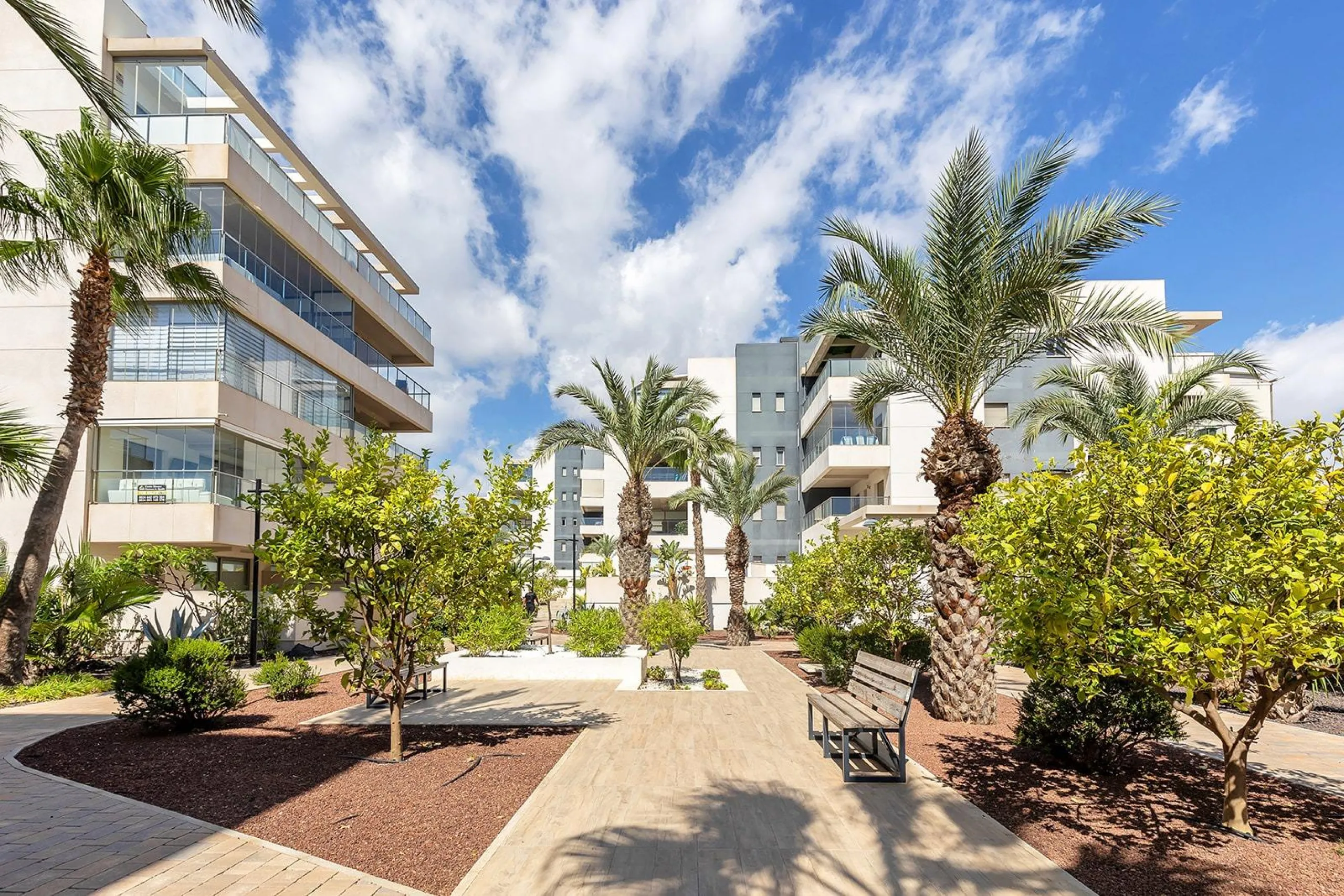 APARTAMENTO EN RESIDENCIAL GREEN HILS DE 2 DORM. 2 BAÑOS. PARKING INCLUIDO. PISCINA. GYM. SUPERFICIE 93 M2.