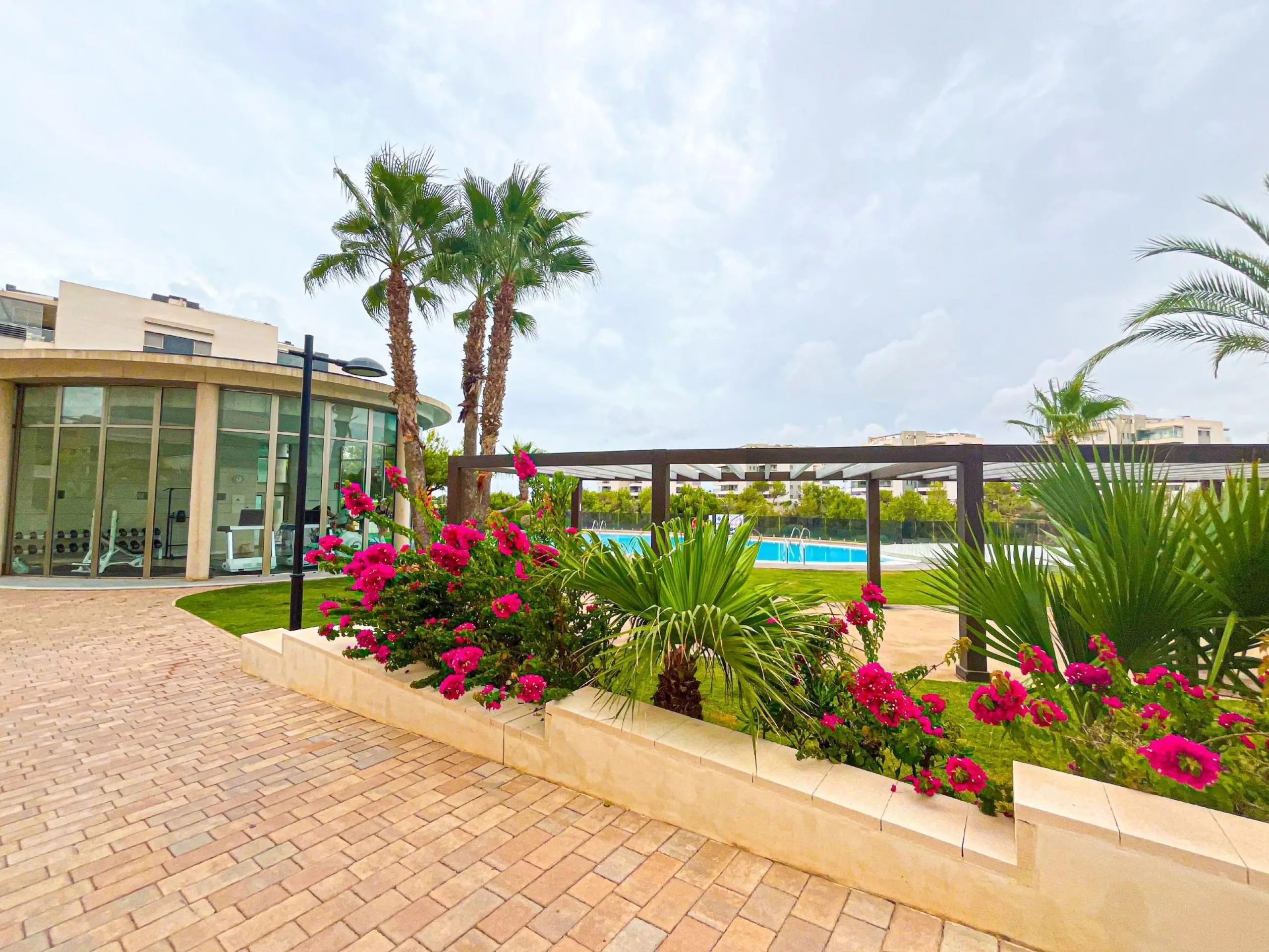 APARTAMENTO EN RESIDENCIAL GREEN HILS DE 2 DORM. 2 BAÑOS. PARKING INCLUIDO. PISCINA. GYM. SUPERFICIE 93 M2.