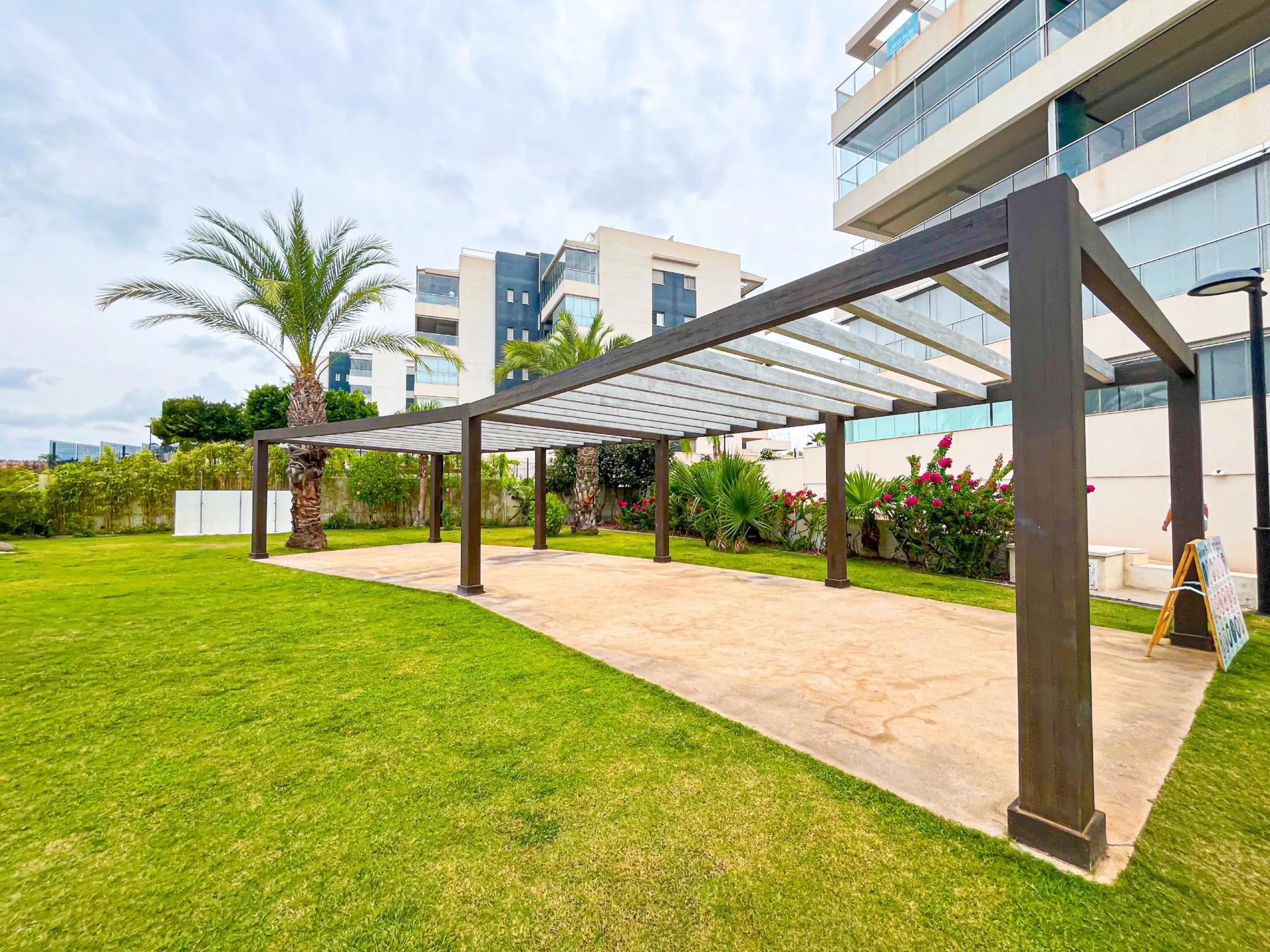 APARTAMENTO EN RESIDENCIAL GREEN HILS DE 2 DORM. 2 BAÑOS. PARKING INCLUIDO. PISCINA. GYM. SUPERFICIE 93 M2.