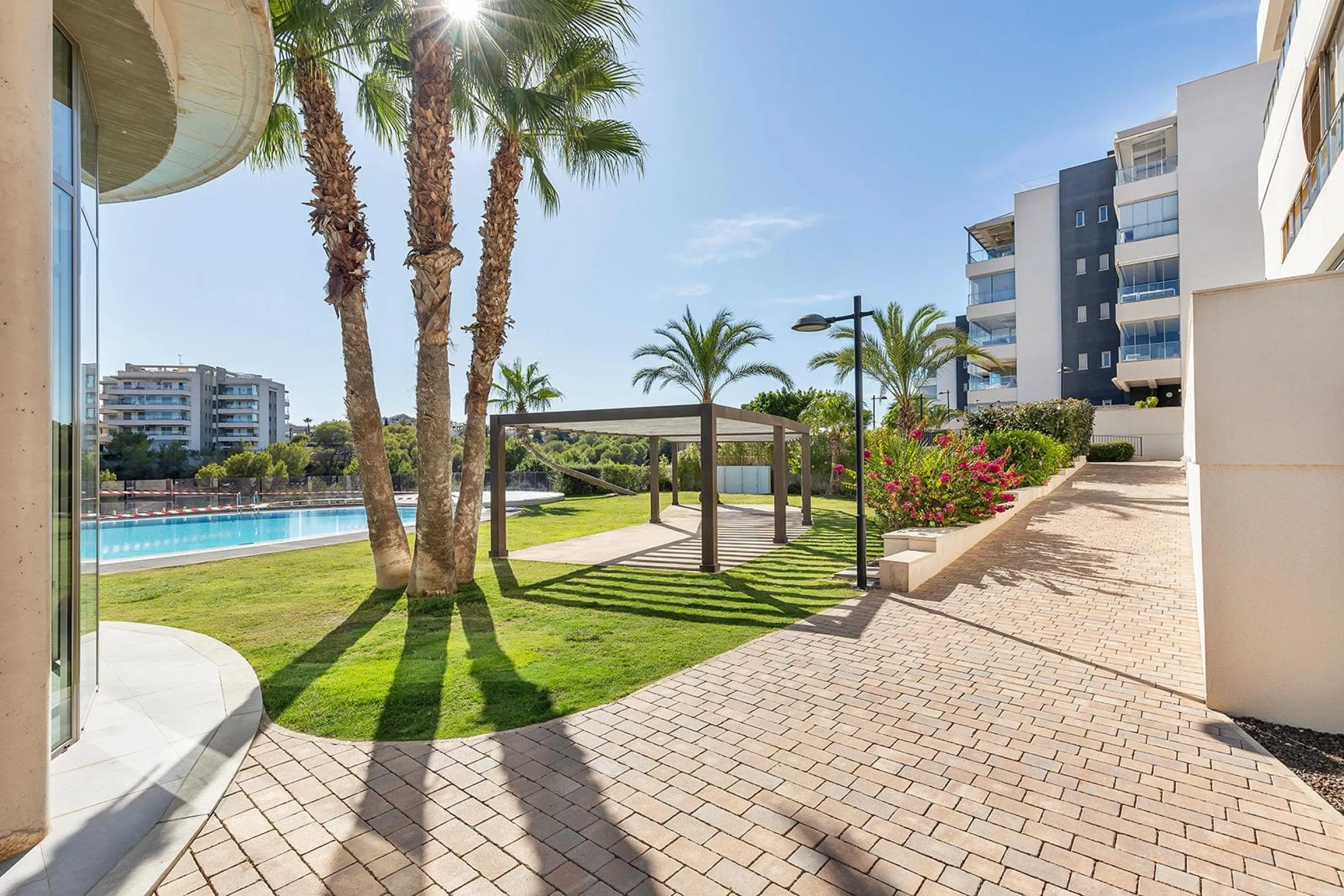 APARTAMENTO EN RESIDENCIAL GREEN HILS DE 2 DORM. 2 BAÑOS. PARKING INCLUIDO. PISCINA. GYM. SUPERFICIE 93 M2.