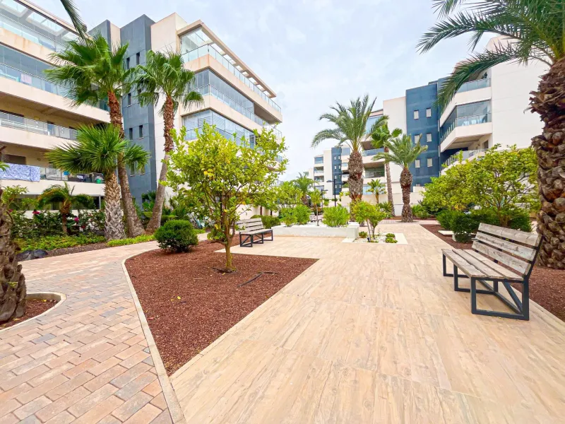 APARTAMENTO EN RESIDENCIAL GREEN HILS DE 2 DORM. 2 BAÑOS. PARKING INCLUIDO. PISCINA. GYM. SUPERFICIE 93 M2.