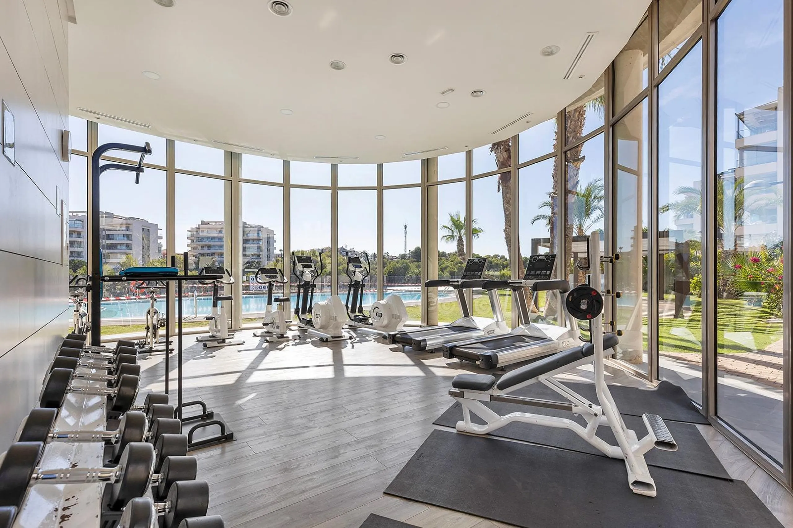 APARTAMENTO EN RESIDENCIAL GREEN HILS DE 2 DORM. 2 BAÑOS. PARKING INCLUIDO. PISCINA. GYM. SUPERFICIE 93 M2.